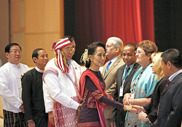 လႊတ္ေတာ္သည္ ကိုယ္စားလွယ္မ်ား ကိုယ္က်ိဳးအသံုးခ်ရန္ စင္ျမင့္မဟုတ္ေၾကာင္း ေဒၚေအာင္ဆန္းစုၾကည္ေျပာၾကား